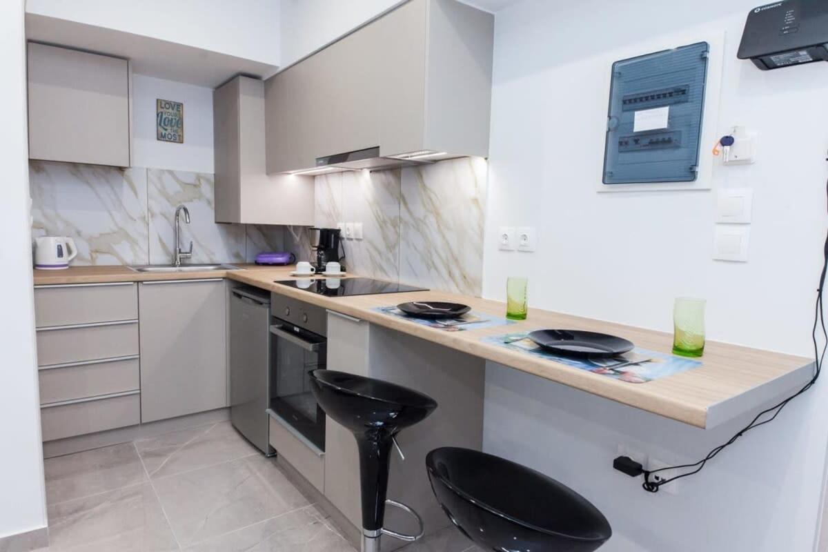 Apartamento Brand New Urban Getaway Next To Megaro Mousikis Atenas Exterior foto