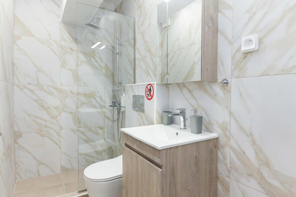 Apartamento Brand New Urban Getaway Next To Megaro Mousikis Atenas Exterior foto