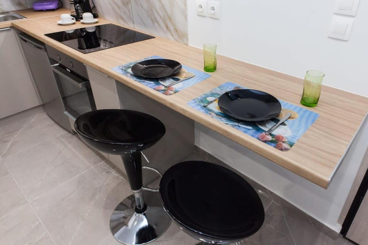 Apartamento Brand New Urban Getaway Next To Megaro Mousikis Atenas Exterior foto